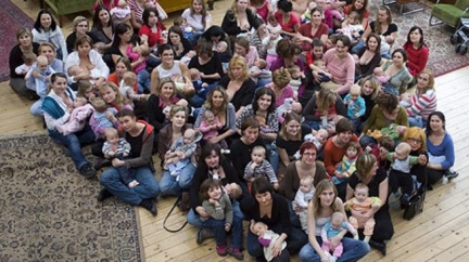 Šedesátosm maminek kojilo v přímém přenosu