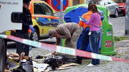Popelářský lis rozdrtil muže přespávajícího v kontejneru