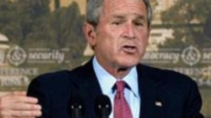 Hodil boty po Bushovi, hrozí mu vysoký trest