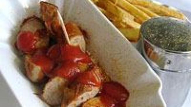 Currywurst, berlínský párek v rohlíku
