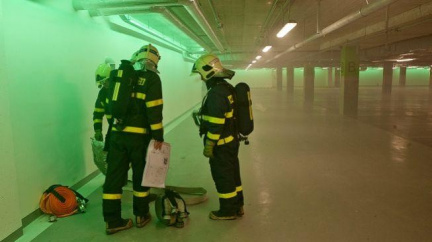 Hasiči vytáhli při požáru garáže muže z ohně. Nepřežil