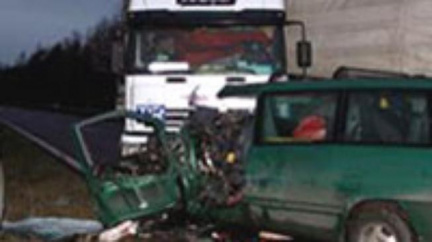 Tragická hromadná nehoda uzavřela silnici R10