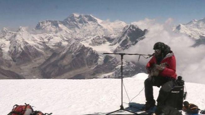 Prsty měli ztuhlé a dostali výškovou nemoc. Přesto hráli na himálajském vrcholku