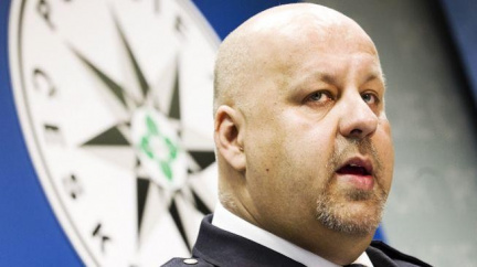 Z řad policie odchází dvě velké postavy. Lessyho náměstek i šéf Interpolu