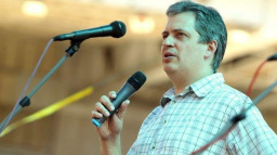 Nejdůvěryhodnější politik je podle Čechů Dienstbier