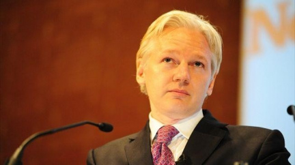 Assange vyzval svět, aby se postavil za Snowdena a nabídl mu azyl