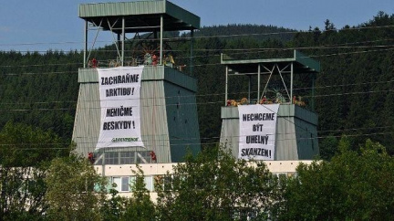 Greenpeace po dvou dnech slezli z těžních věží Dolu Frenštát, mají radost z podpory