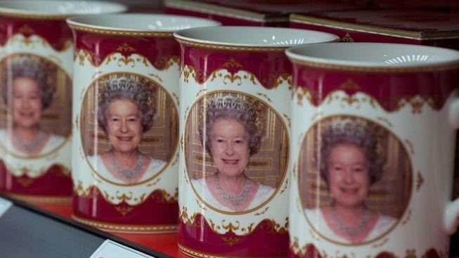 Její tvář shlíží z regálů na čemkoli. Suvenýry k diamantovému jubileu zaplavily Británii 
