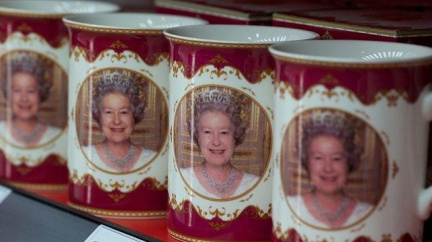 Její tvář shlíží z regálů na čemkoli. Suvenýry k diamantovému jubileu zaplavily Británii 