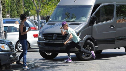 Justinu Bieberovi ruply nervy. Napadl paparazzi