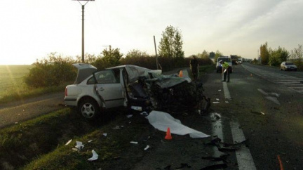 Při vážné nehodě na Liberecku zemřeli čtyři lidé. Pátý bojuje o život