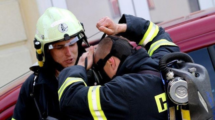 Ve Žďáru nad Sázavou hoří sklad zábavní pyrotechniky