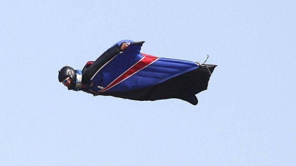 "Batman" skočil ze 730 metrů bez padáku!