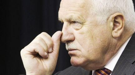 Desítky lidí oslavují na Pražském hradě odchod Václava Klause