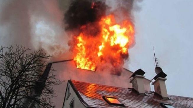 V Pardubicích hořela zábavní pyrotechnika. Došlo i k výbuchům