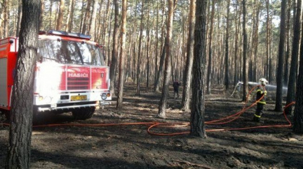 Den čtvrtý: U Bzence se vystřídalo přes tisíc hasičů, další se zranil