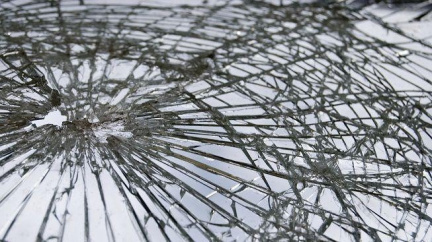 Srážka tří aut skončila smrtí dvou žen