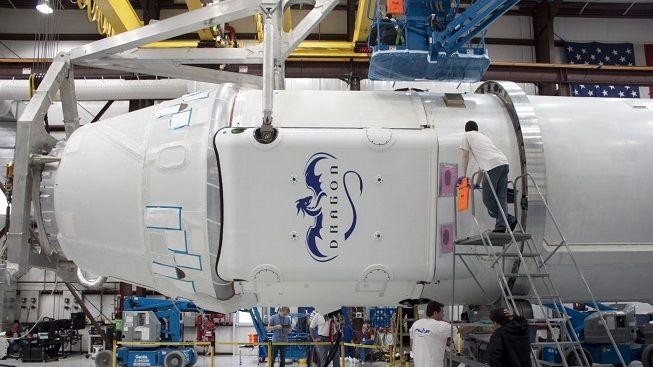 Astronauti zachytili ve vesmíru první soukromou loď Dragon