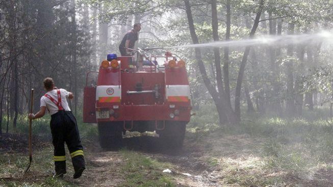 Nejvyprahlejší část ČR sužuje mohutný požár. Hasiči jej obkličují