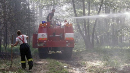 Nejvyprahlejší část ČR sužuje mohutný požár. Hasiči jej obkličují