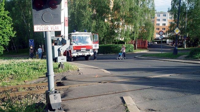 Srážka autobusu a drezíny v Třešti si vyžádala první oběť