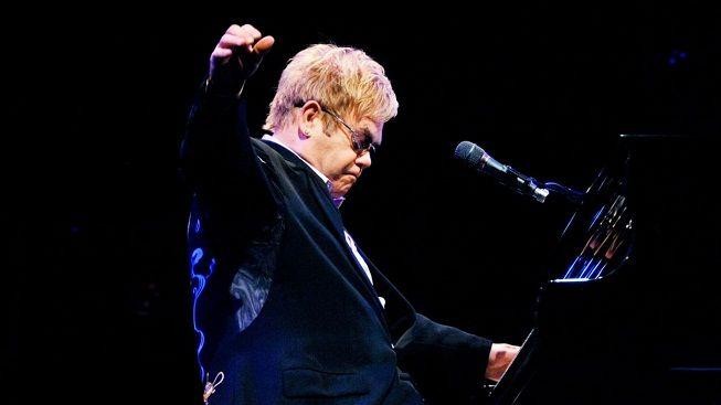 Elton John ruší koncerty. Bojuje s vážnou infekcí!