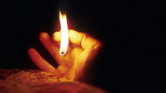 Opilá žena se pokusila zapálit vlastní matku