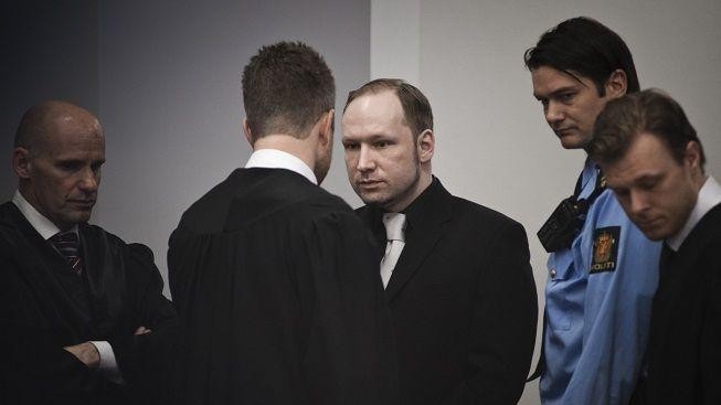 Breivikovy oběti rozesmívají soudní síň