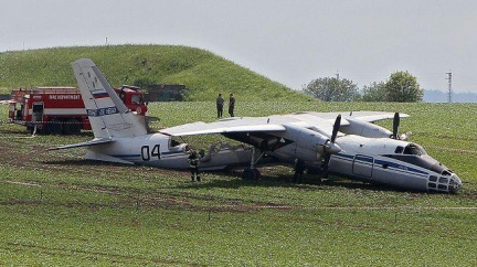 Havárie v Čáslavi: Vojenský letoun se rozlomil a hořel