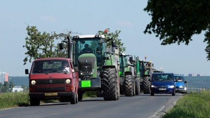 Naštvaní zemědělci dnes vyjeli na protestní jízdy s 2000 stroji