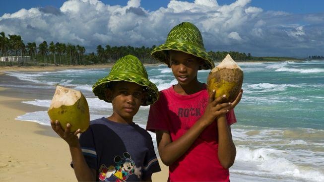 Co dělají děti na Fidži? Místo školy prodávají kokosové ořechy