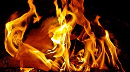 Muž skončil v plamenech. Příčina smrti se vyšetřuje