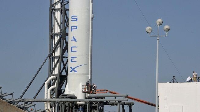 Vesmírná pohřební cesta. Raketa vynesla ostatky 300 lidí na oběžnou dráhu