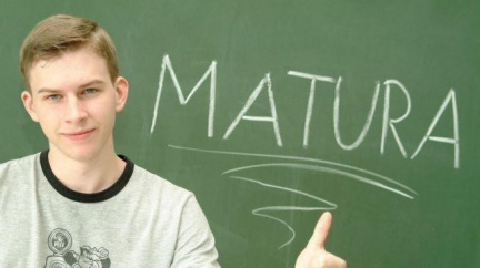Výsledky maturit: Dívky mají lepší známky než chlapci, ale testy píšou hůř