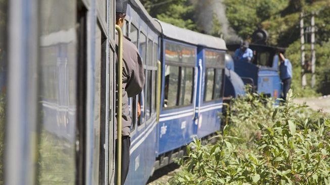 V Indii se srazily vlaky. Nejméně 40 lidí zemřelo