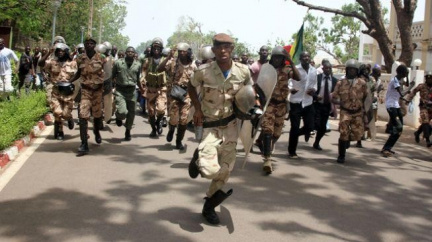 Demonstranti v Mali vtrhli do paláce a zbili prezidenta