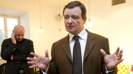 Rathovi na obhajobu jeden právník nestačí. Požaduje dalšího