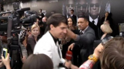 Will Smith zfackoval novináře. Líbal ho na pusu