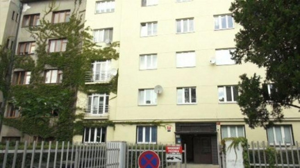 Pětiletý chlapec vypadl z okna. Šetří se příčina