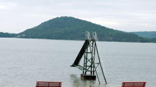 Na Máchově jezeře dnes začala sezóna