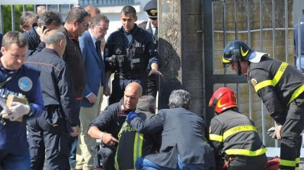 Bombový útok na školu v Itálii. Sedm dětí zraněno, jedna studentka zemřela