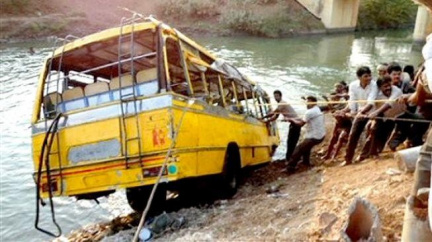 Z mostu přímo do řeky! Silniční havárie si vyžádala přes 30 lidských životů