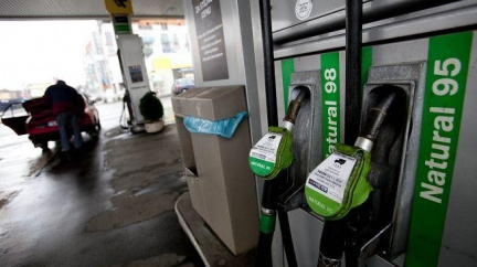 Pohonné hmoty zlevnily, Natural o dvacetník, nafta o 12 haléřů