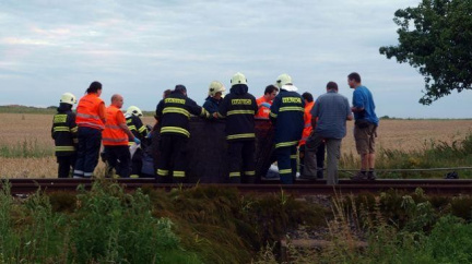 Tělo zůstalo zaklíněné pod soupravou. Vlaky nejezdí