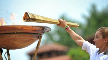 Pochodeň dorazí do Británie. Vydrží olympijský oheň rozmary počasí?