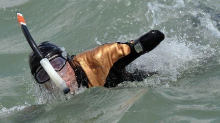 Nemá ruce ani nohy. Přesto přeplaval mezi kontinenty