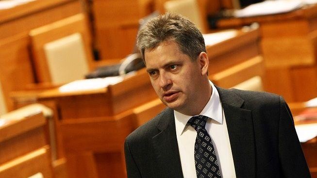 Dienstbier: Rath by se měl po potvrzení obvinění vzdát všech funkcí