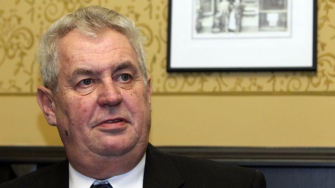 Kalousku, já jsem veselý pejsek. Řekl Zeman a rozjel palbu na vládu