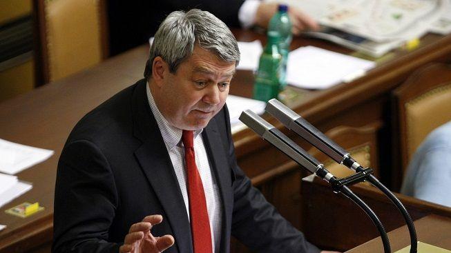 Politolog: Politiků s čistýma rukama je jako šafránu. Proto se vracíme ke KSČM