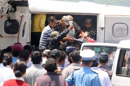 Nepálci zachraňují zraněné při dnešním neštěstí. ZDROJ: Profimedia